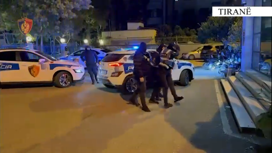 Lëvizte me armë në brez, arrestohet 30-vjeçari në Tiranë