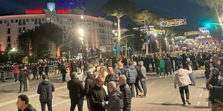 Protesta kombëtare e opozitës, qytetarët dalin para Kryeministrisë