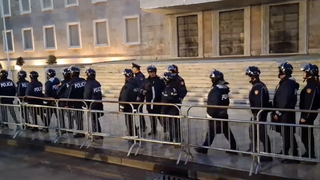1300 policë në terren për protestën, bllokime rrugësh pranë Kryeministrisë