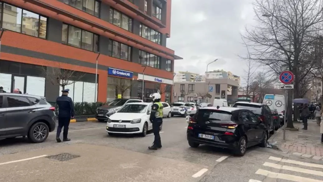 Qëlloi me kallash brenda bankës në Tiranë, zbulohet identiteti i autorit që tentoi të grabiste FiBank