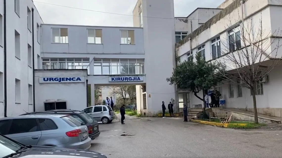Plas sherri në spitalin e Lushnjës, oksigjenisti godet mjekun