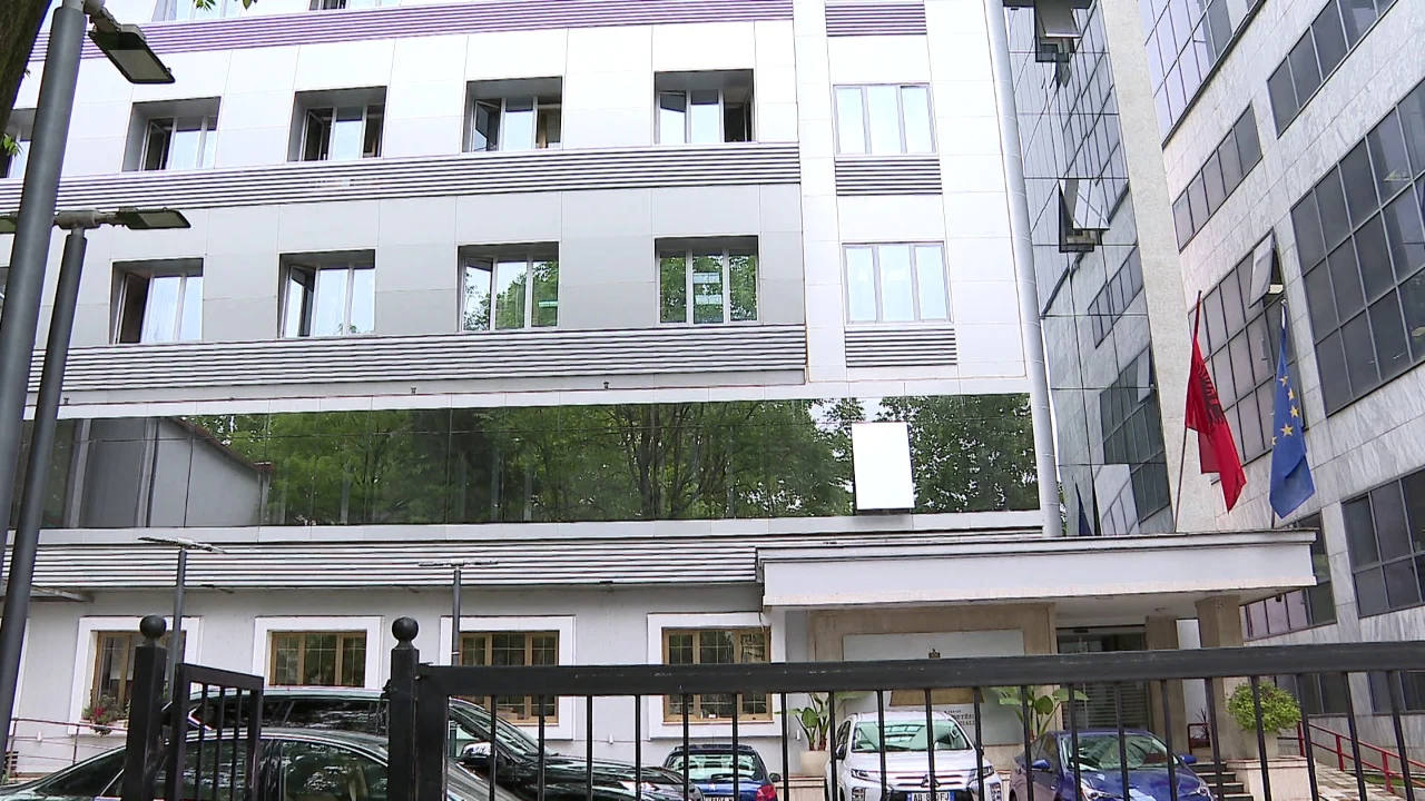 Ministria e Shëndetësisë reagon pas denoncimit të Saimir Korreshit për spitalin e Lushnjës
