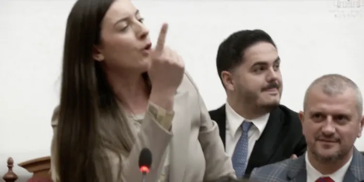 Zegjineja bërtet në kuvend/ Jozefina Topalli: Ja ku përfundoi PS e Dritëro Agollit!
