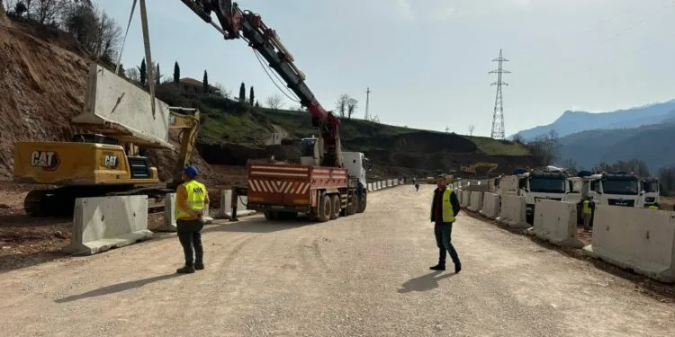 Rinis qarkullimi i mjeteve në Librazhd, hapet rruga provizore për Korçë-Tiranë