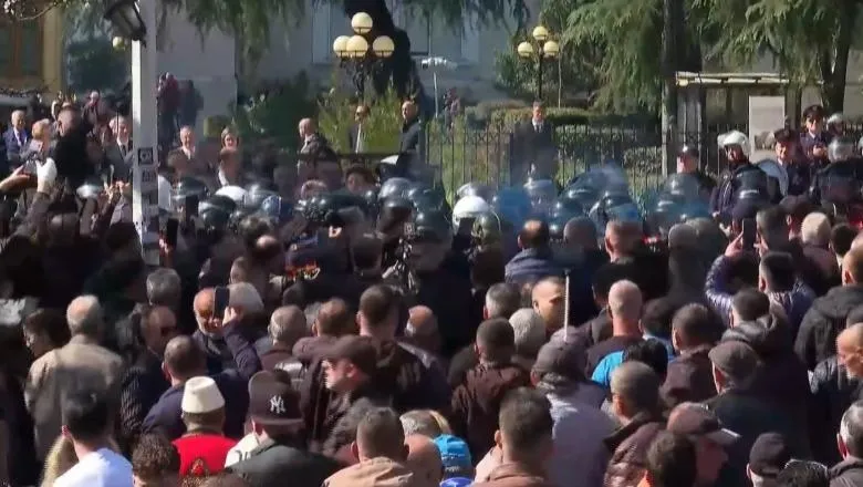 Protesta e opozitës para Kuvendit, qytetarët i hedhin spraj efektivëve të policisë