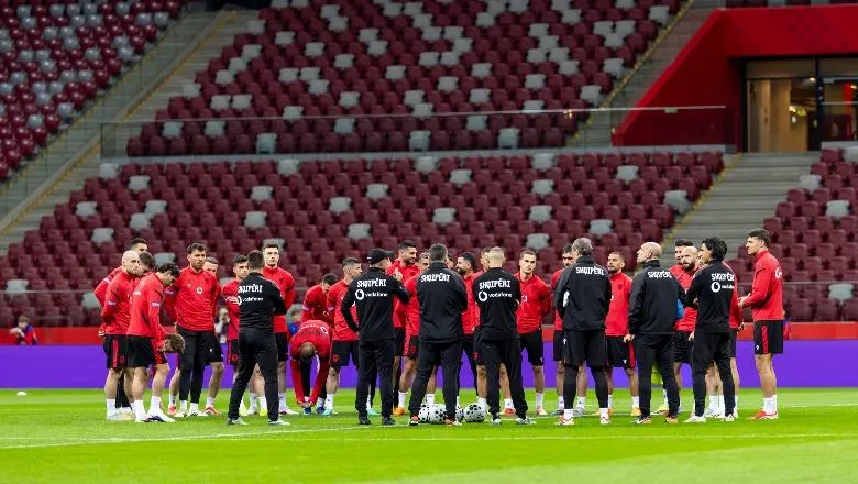 Formacioni i Shqipërisë/ Surprizon Sylvinho, Muçi dhe Broja në stol