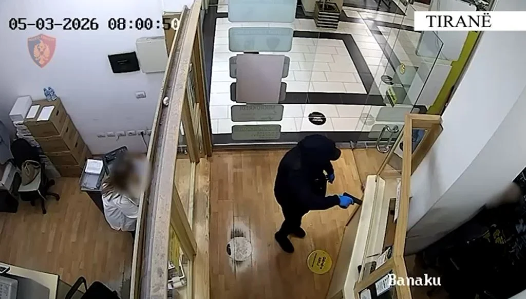 VIDEO/ Me armë në dorë, momenti kur 42-vjeçari vjedh 3 milionë lekë në qendrën tregtare