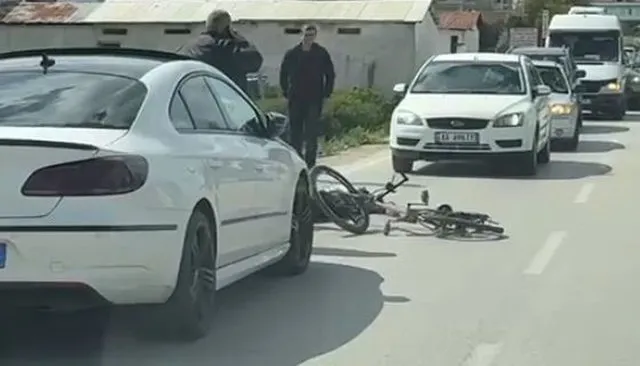 Aksident në Fier, makina përplas biçikletën