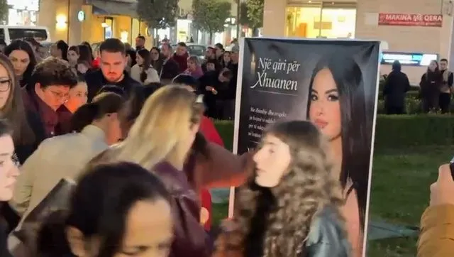 Qindra qytetarë të Lezhës, homazhe për Xhuana Nikollajn