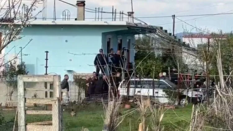 Detaje nga vrasja në Fier/ I moshuari tërhoqi zvarrë gruan dhe e qëlloi me pushkë