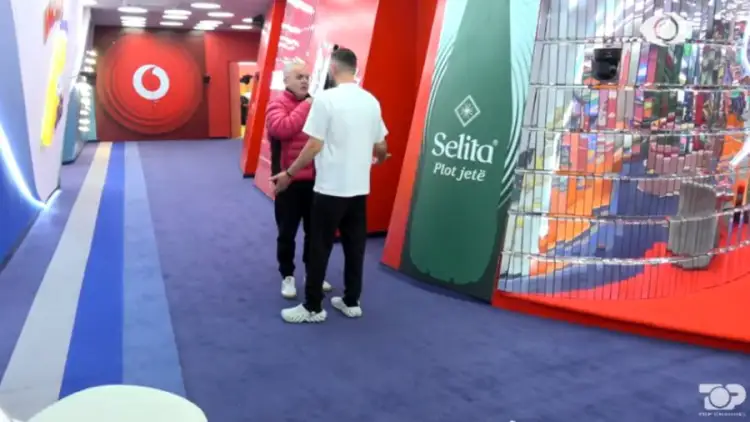 VIDEO/ Miri shtyn në mes të kuzhinës Artanin