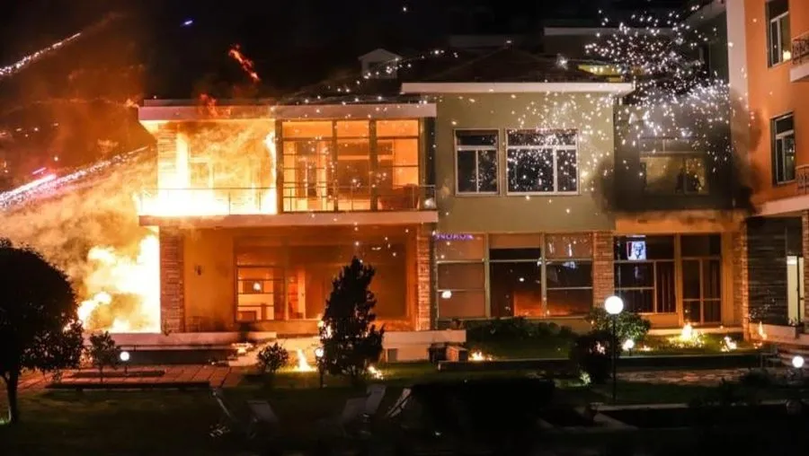 Molotovët mbi vilën e diktatorit si zhvendosje e zemërimit dhe si përsëritje e traumës