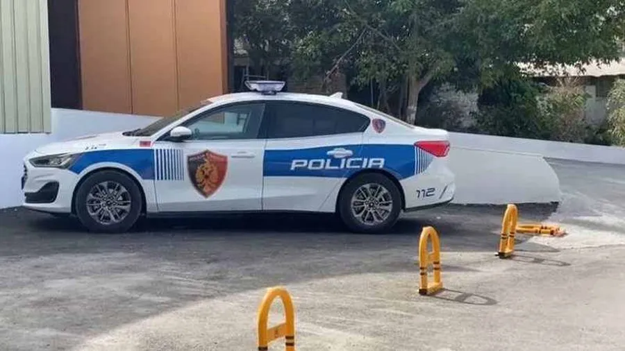 Lëvizte i armatosur, policia shpall në kërkim 21-vjeçarin, arrestohen 5 shokët e tij për moskallëzim krimi