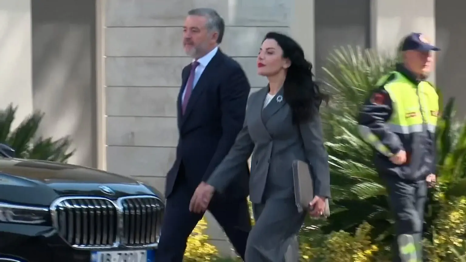 PS mbledh Asamblenë, Balluku shfaqet krah Klosit