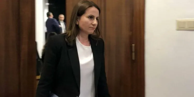 Shtyhen disa gjyqe/ Gjykatësja Ëngjëllushe Tahiri ka mbetur në Dubai