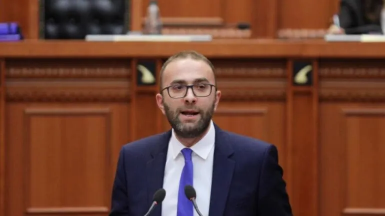 Manja prezanton në Kuvend raportin e PS, Bardhi i kthehet nga FB: Je në konflikt interesi me dosjen “Balluku”. A e njeh Paulin Rajtan?