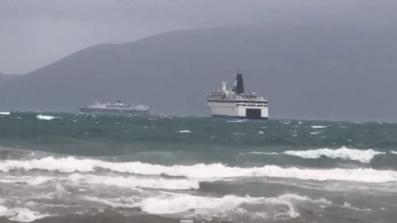 Nesër priten reshje intensive/ Anulohet nisja e tragetit Vlorë-Brindisi
