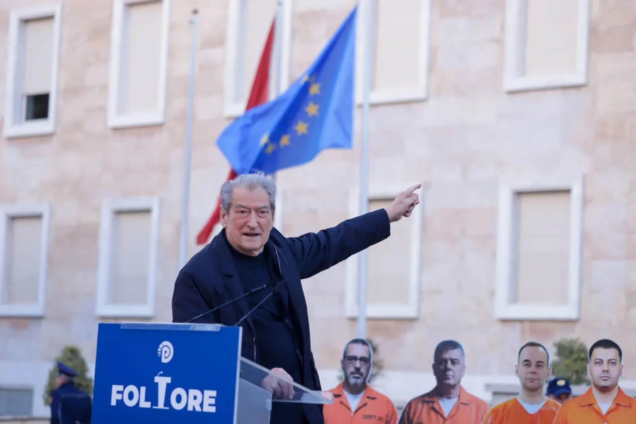 Berisha thirrje qytetarëve: Qëllojeni Ramën me domate dhe vezë në takime