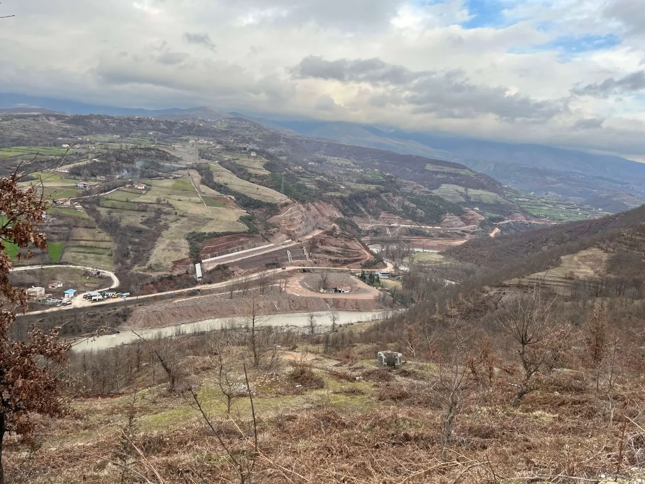 Shembja e aksit Librazhd-Prrenjas dhe shmangia e përgjegjësinë nga qeveria, BIRN: Rrugët nuk ndërtohen me gurë lumi