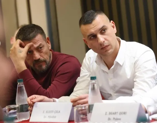 Goditi në zyrë me qytën e pistoletës Fatmir Metën, shpallet në kërkim drejtori i Mjedisit, Klesti Çela