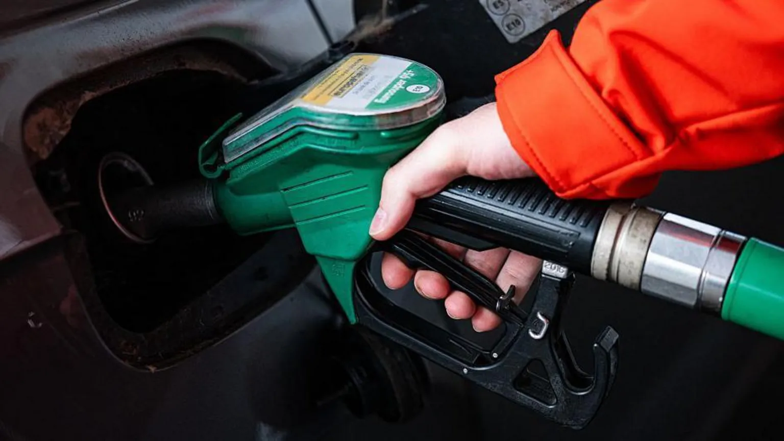 Lufta me Iranin rrit çmimet e energjisë, SHBA heq sanksionet ndaj naftës ruse