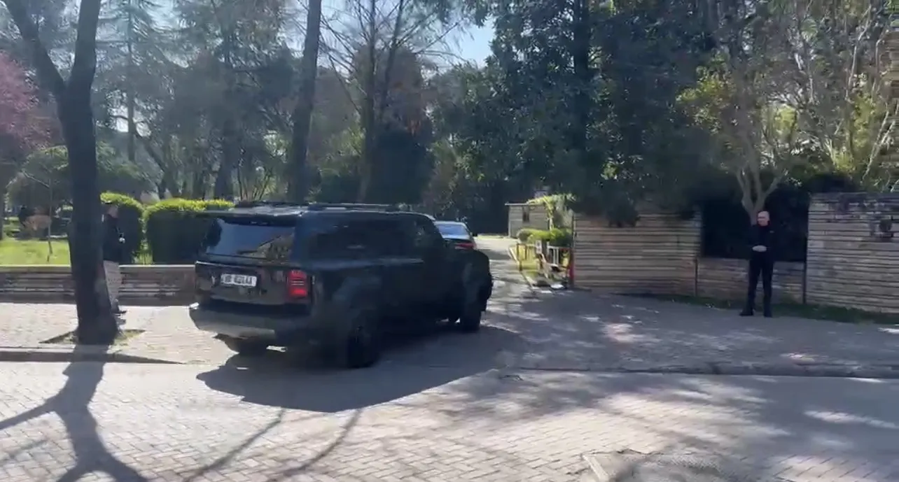 Kryeministri Rama takohet me ministren Ibrahimaj te Vila 30, të pranishëm edhe drejtuesit e institucioneve në varësi
