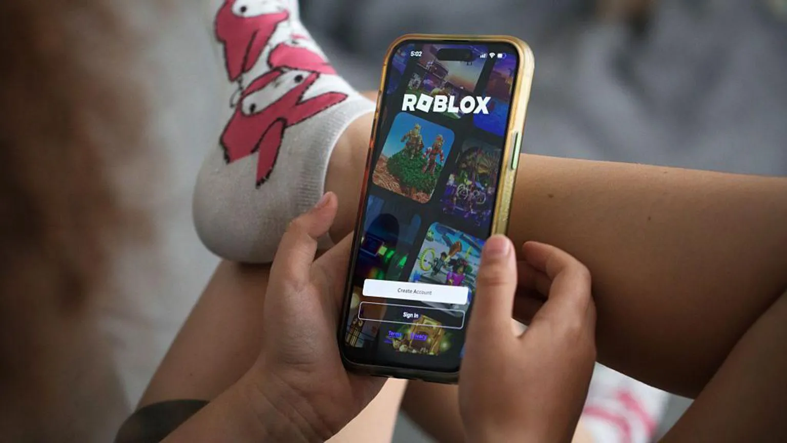 Prindërit duhet t’i monitorojnë fëmijët 24/7 në Roblox
