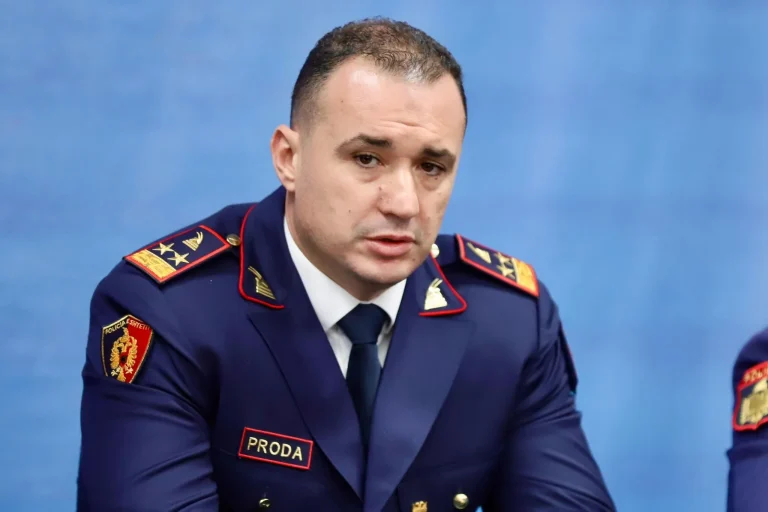 Përzënia turpëruese nga policia e një njeriu të papërmbushur