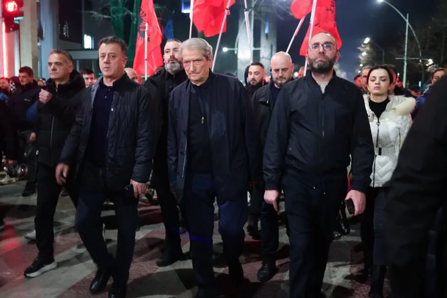 Bardhi: Në 1 muaj protestë, Rama u detyrua të shkarkojë dy nga shtyllat e pushtetit të tij