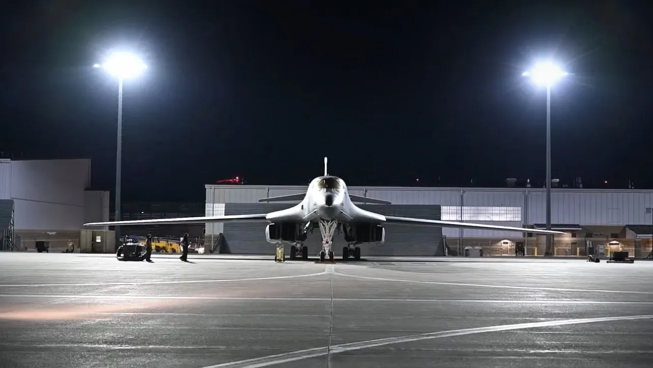 VIDEO/ Komanda qëndrore amerikane publikon pamjet e bombarduesit që u fut brenda Iranit