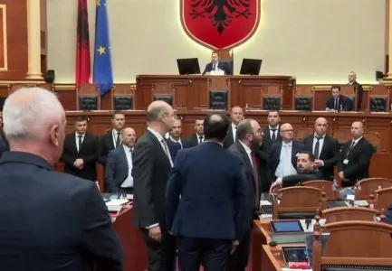 “Kam numrin 0900″/ Fyeu Albana Vokshin, deputetët e PD nxjerrin nga salla Taulant Ballën