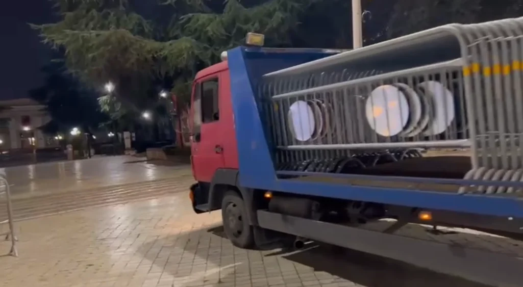 Rrethohet Kuvendi, shtohen masat e sigurisë para protestës së PD-së