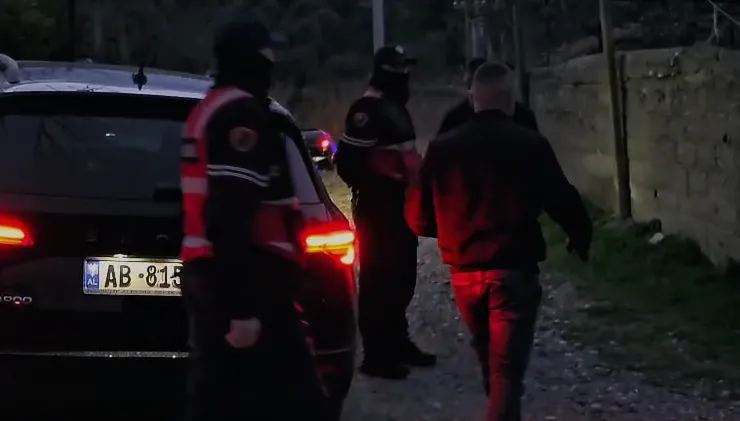 Magazina me kanabis/ Policia shpall në kërkim drejtorin e burgut të Rrogozhinës dhe punonjësin e OSHEE