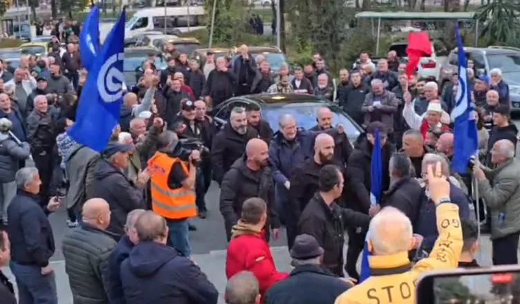 Protesta/ Berisha mbërrin në seli, pritet me brohorima