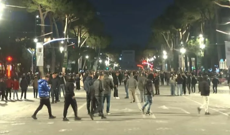 Protesta e PD, nis grumbullimi i qytetarëve para Kryeministrisë