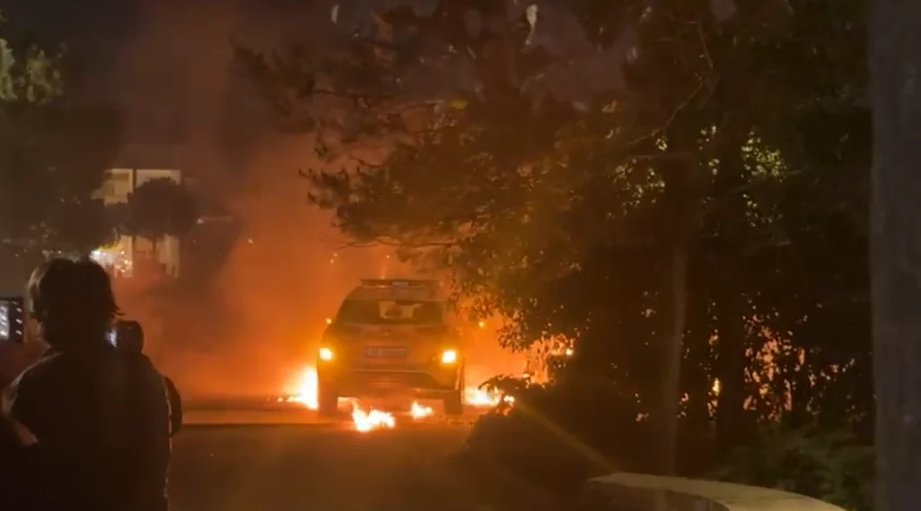 Protestuesit hedhin molotovë para selisë së PS, i vënë flakën makinës së Policisë