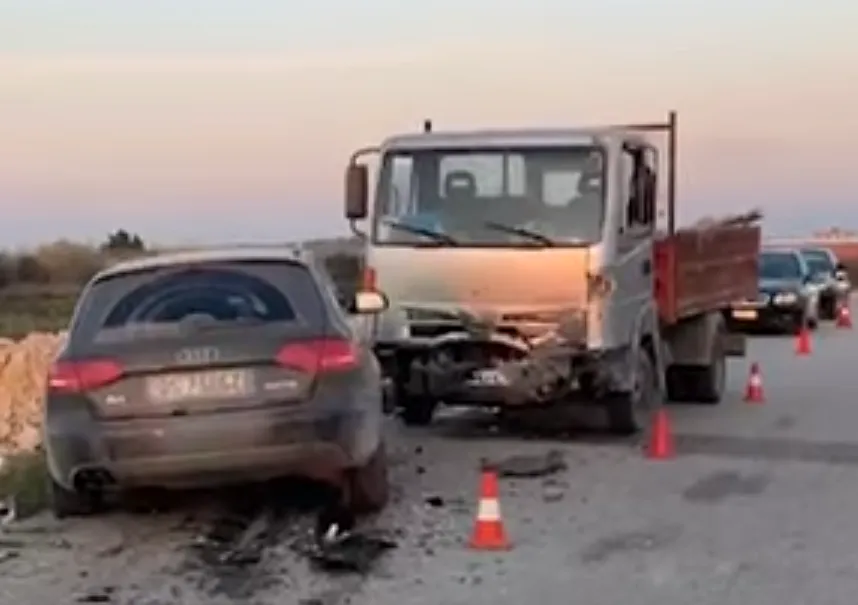 Përplasen dy mjete në Fier, disa të plagosur