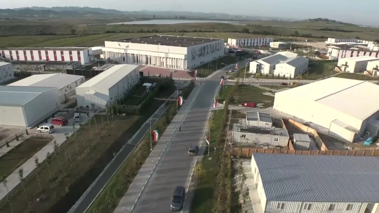 A mund të godasë Irani muxhahedinët në Durrës? Reagon zëdhënësi i kampit të MEK