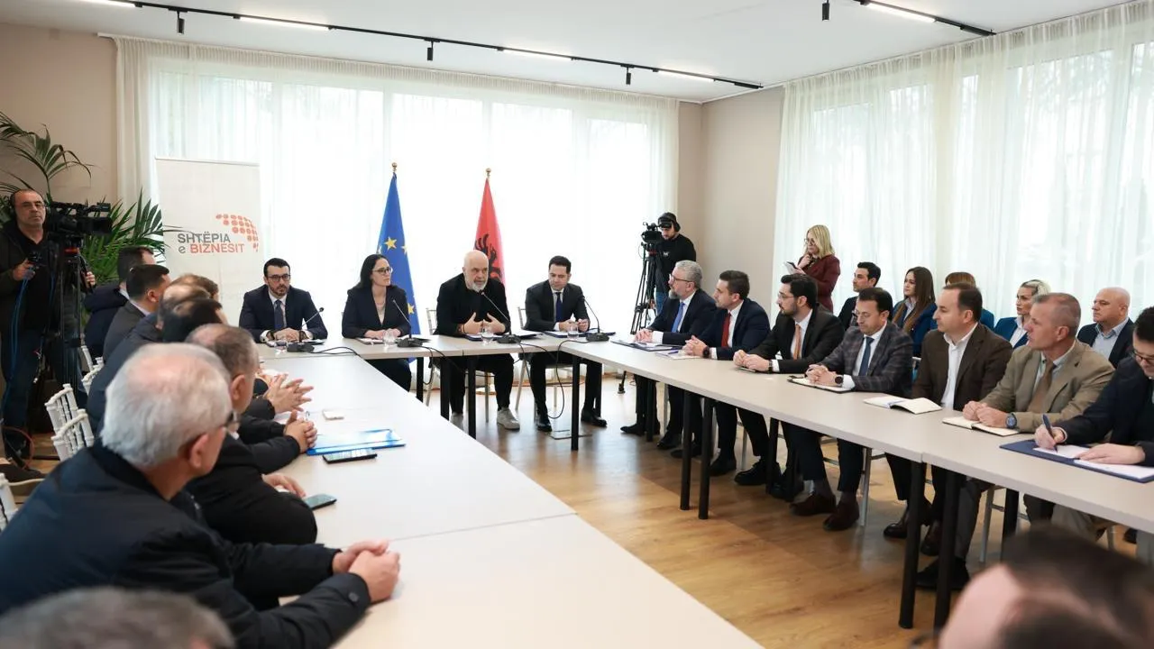 Qeveria gjen zgjidhje për krizën e naftës, shton dy taksa të reja