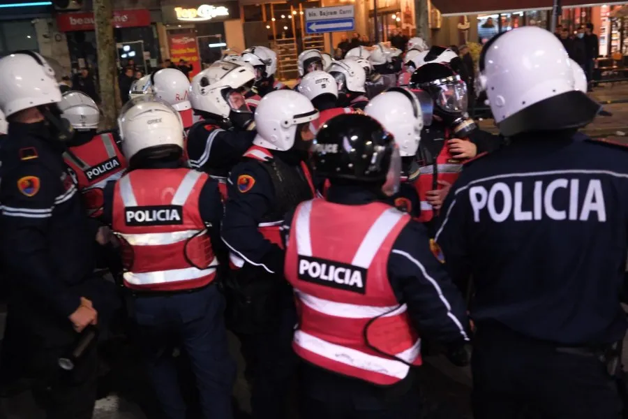 SKANDAL/ Efektivi i policisë ofendon protestuesit: Hajde të q*fsha motrën
