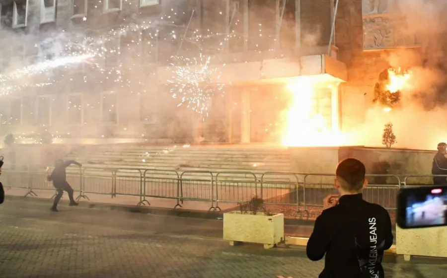 Gazeta “Der Standard”: Shqiptarët ngrihen kundër korrupsionit, komplikohet rruga e integrimit në BE