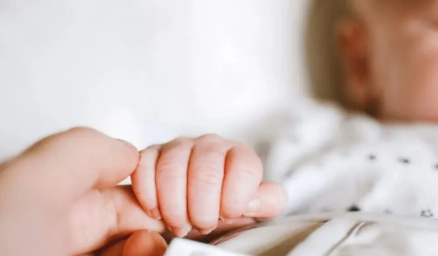 Dyshohet për kequshqyerje/ Foshnja prematurë në gjendje kritike, dërgohet me urgjencë në Tiranë