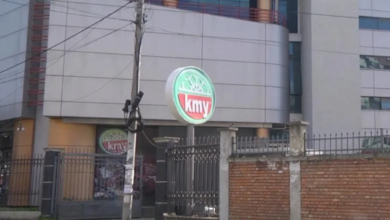 AKU bllokon KMY-në! Gjenden 738 kg mish pule i mykur që qëndronin në tokë