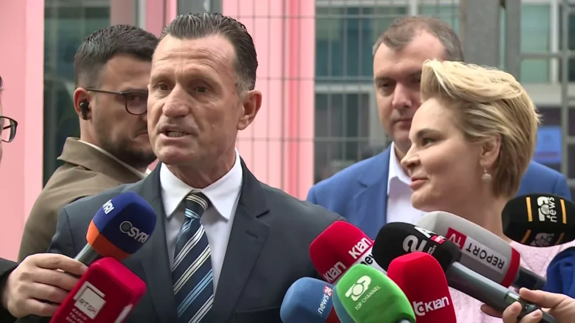 “S*ksi bëhet me dy, nuk i di këto stile kamasutra unë”/ Kryemadhi dhe avokati i Metës shfrenojnë gojën para gazetarëve