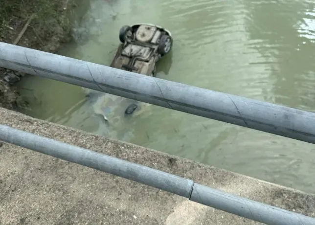 Gramsh/ Makina bie nga ura dhe përfundon në liqen, shoferi nxirret nga zjarrfikësit