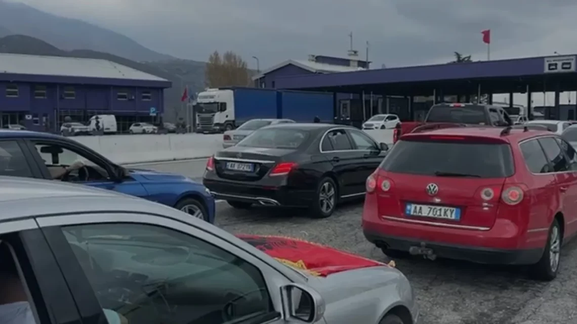 Morina “bllokohet” nga tifozët, radhë të gjata makinash drejt Prishtinës në mbështetje të Kosovës