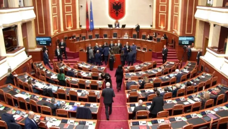 Kaos në Kuvend/ Opozita bllokon foltoren, Peleshi ndërpret seancën