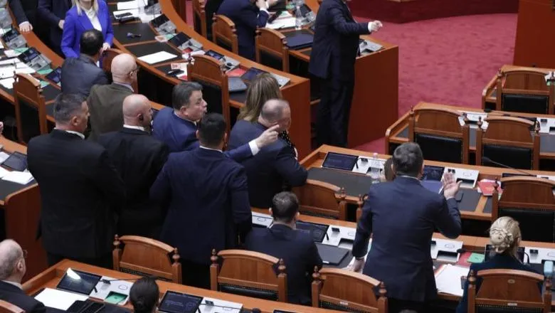 PS kërkon ndëshkime për Nokën, Hotin dhe Vokshin pas përplasjeve në Kuvend