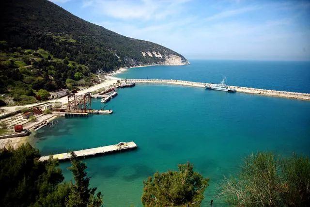 Portet turistike: Si po e godasin konkurrencën “ligjet me porosi” të qeverisë