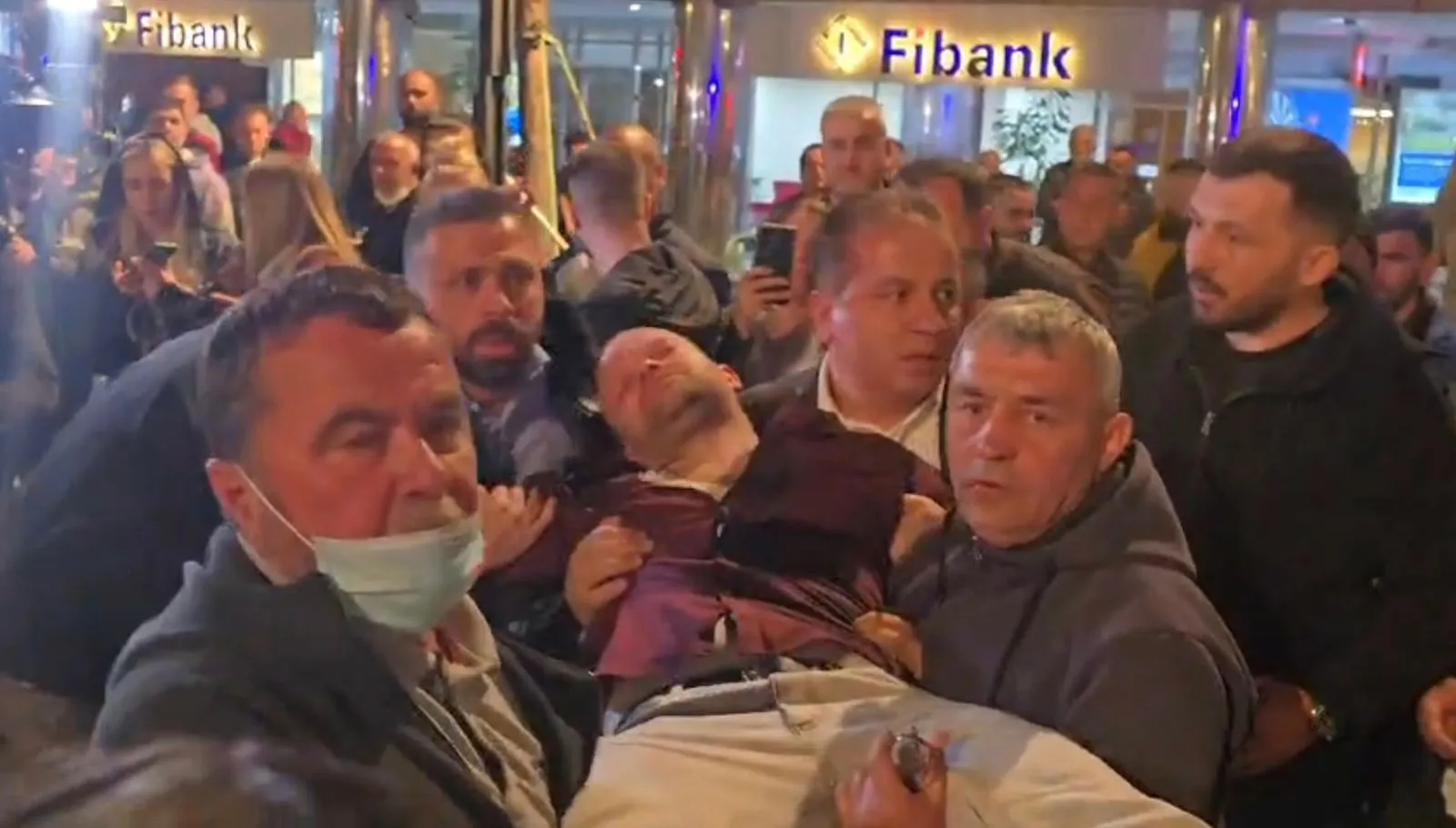Hidhet spraj me piper në drejtim të Flamur Nokës. Lëndohet Aulon Kalaja